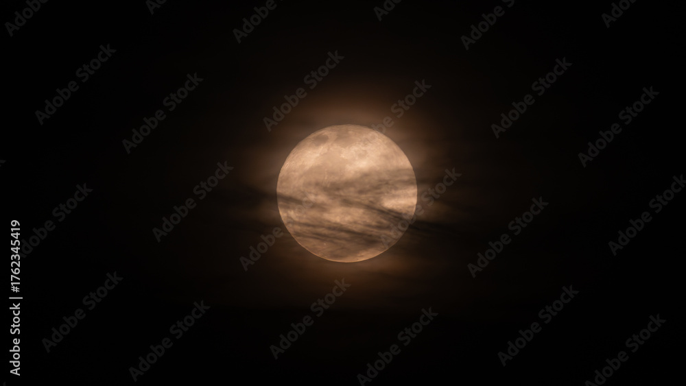 Obraz premium Moon and clouds