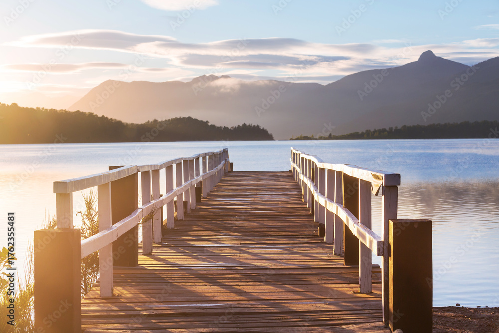 Obraz premium Pier on the lake