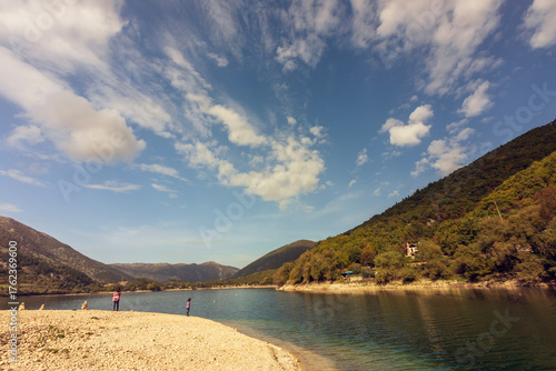 Wallpaper Mural Lago di Scanno in Abruzzo. L'autunno e i suoi colori. Torontodigital.ca