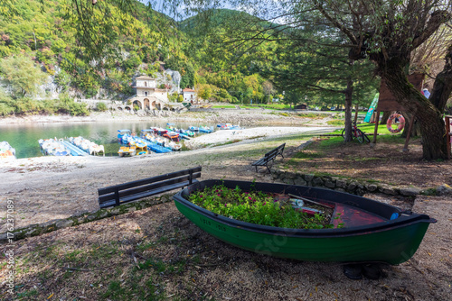 Wallpaper Mural Lago di Scanno in Abruzzo. L'autunno e i suoi colori. Torontodigital.ca
