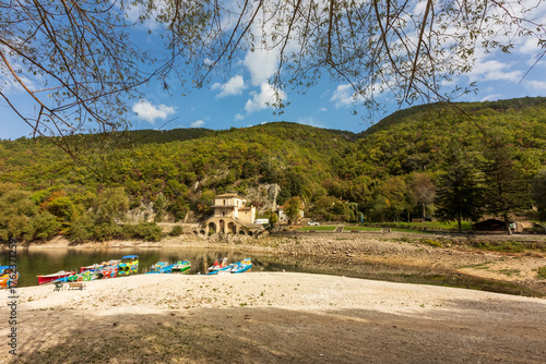 Wallpaper Mural Lago di Scanno in Abruzzo. L'autunno e i suoi colori. Torontodigital.ca