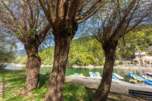 Wallpaper Mural Lago di Scanno in Abruzzo. L'autunno e i suoi colori. Torontodigital.ca