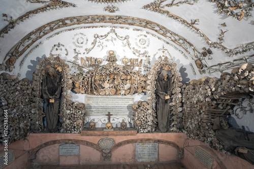 Cripta Frati Cappuccini di Roma. Ossa di scheletri