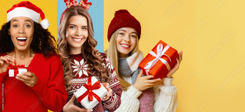 Obraz premium Friends pose happily together, wearing festive outfits and holiday accessories, surrounded by colorful backgrounds. They joyfully hold wrapped gifts, ready to celebrate the New Year.