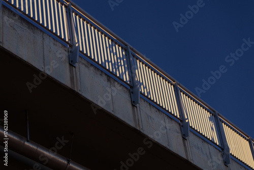Foto Metal railing against a dark sky
