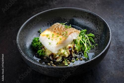 Foto Fried nordic skrei cod white sea fish filet with mashed potatoes, green vegetabl