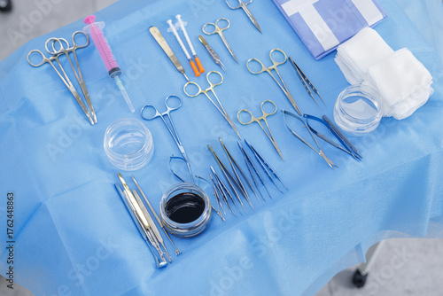 Quadro su tela Oculoplastic and facial plastic surgery instruments on sterile blue drape