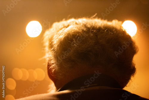 Fotografie um senhor idosos se levanta na plateia