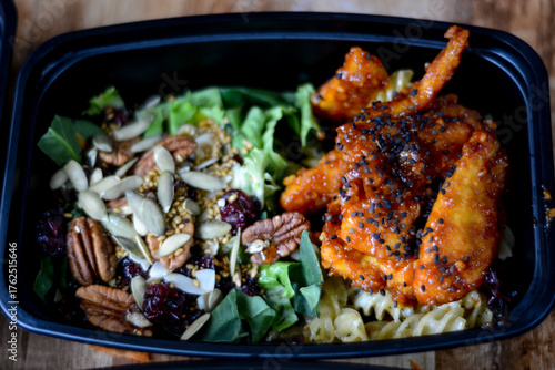 Pollo marinado en salsa agridulce con pasta y ensalada 