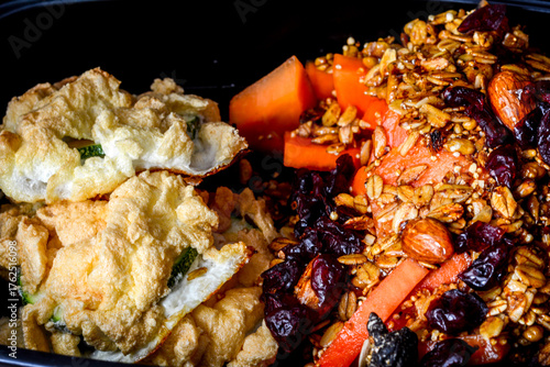 Calabazas capeada rellenas de queso fresco con papaya y granola y arandanos