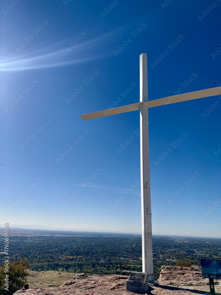 Obraz premium Cross on the top of the hill in Boise, Idaho. Table Rock Hike
