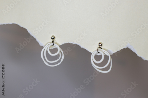 Rustic cirlce earrings in white