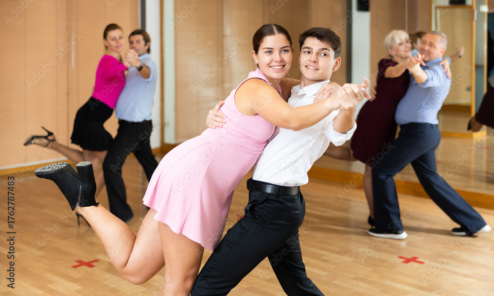 Obraz premium girl with young man are studying samba dance at ballroom dancing lesson