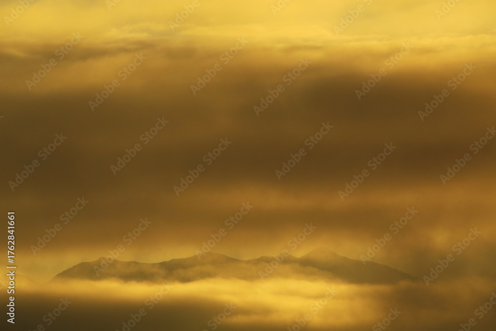 Obraz premium 霧の中に浮かぶ山