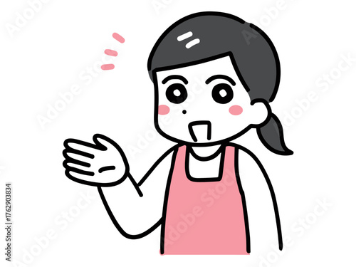 片手を使って笑顔で紹介しているエプロンを着た若い女性(上半身)
