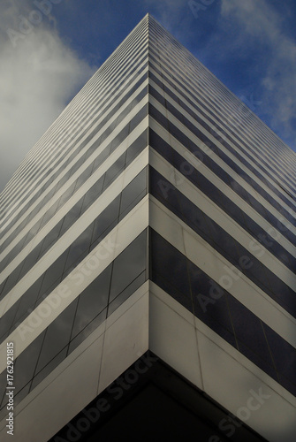 Perspectiva ascendente de edificio moderno con líneas simétricas