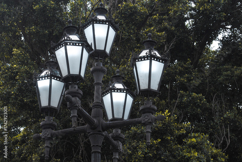 Farol urbano de hierro forjado con lámparas clásicas