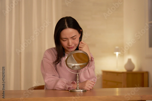 夜に肌トラブルに悩む女性