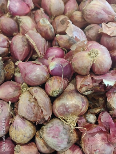 red onions in market