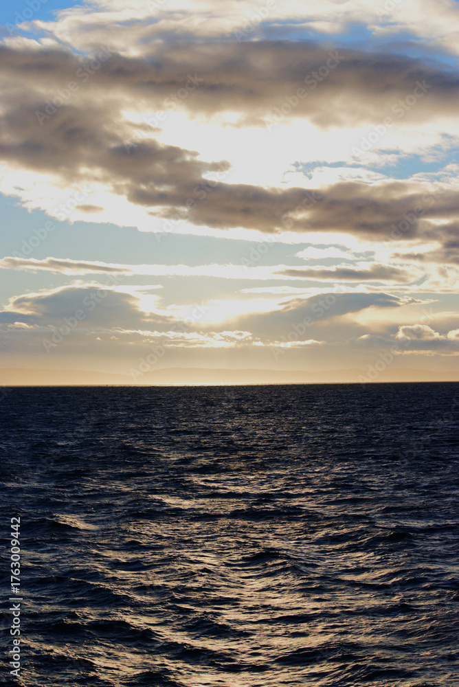 Obraz premium Sunset reflecting off ocean