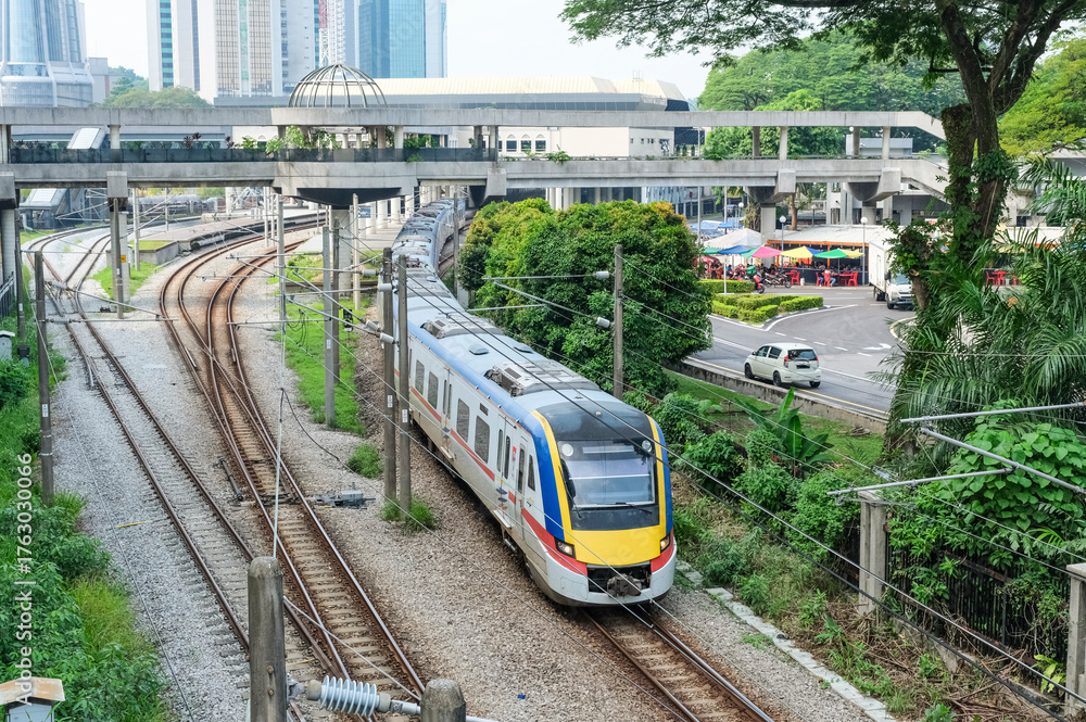 Naklejka premium クアラルンプール駅を出発する近郊電車