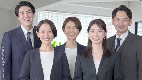 カメラ目線の複数のビジネスマン