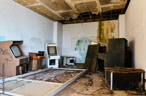vecchio videogioco in albergo abbandonato
