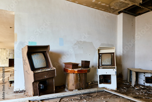 vecchio videogioco in albergo abbadonato