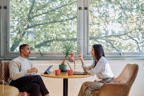 Foto Two diverse business colleagues engaging in a friendly conversation and discussi