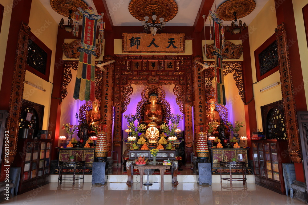 Fototapeta premium Chua Phap Hoa, a Buddhist temple in District 1, Ho Chi Minh City, Vietnam