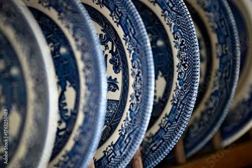 Obraz na płótnie Plate rack with vintage blue Chinese decorative pattern