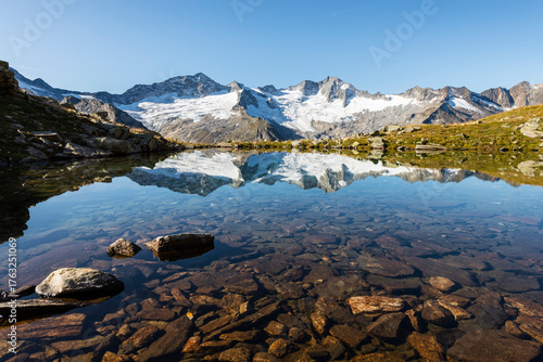 Turnerkamp, Großer Möseler, Steinmandl, Waxegg- und Hornkees spiegeln sich in einem See, Zillertal, Tirol, Österreich
