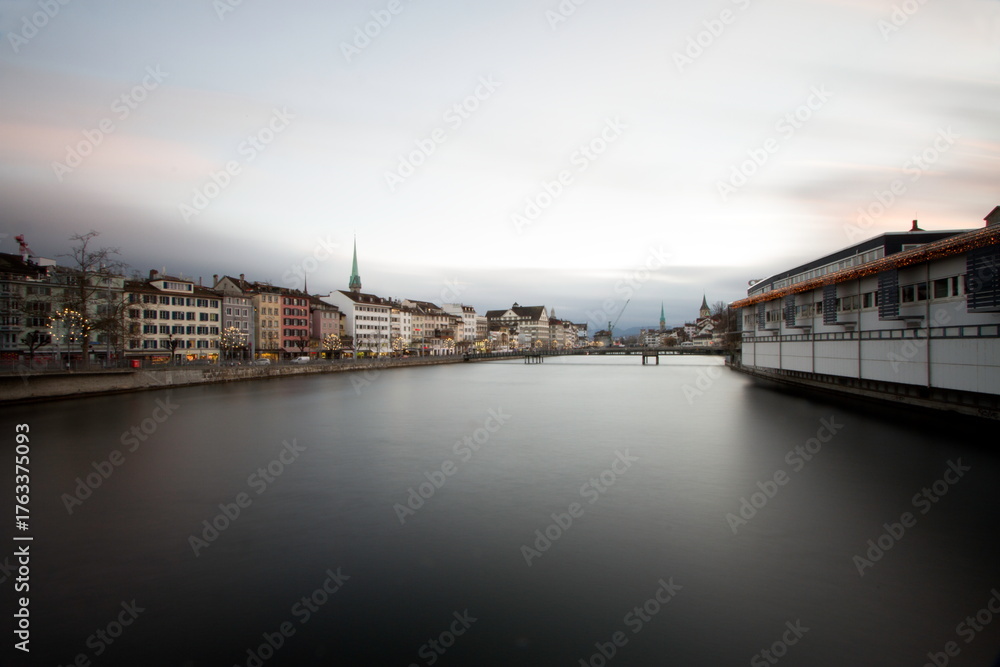 Obraz premium Zürich am frühen Morgen mit ruhiger Limmat