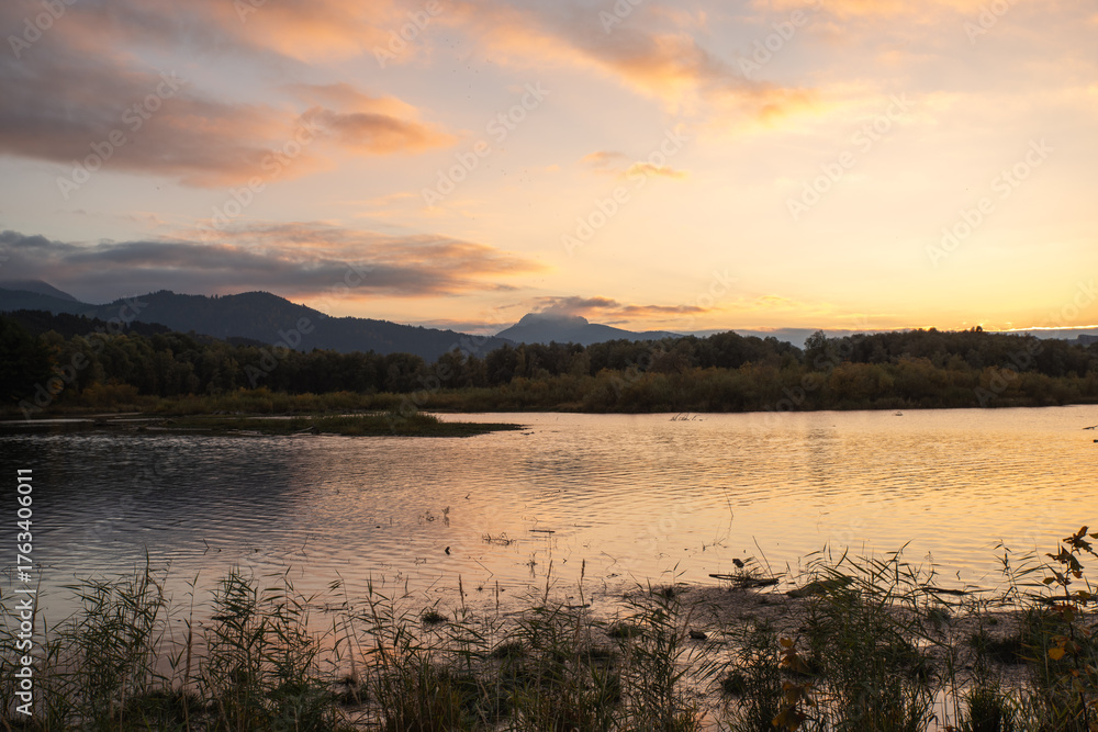 Fototapeta premium Herbst am Grüntensee im Allgäu, Bayern