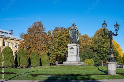 Foto The historic statue of King Karl IV Johan in public park Carl Johans Park during autumn in Norrköping