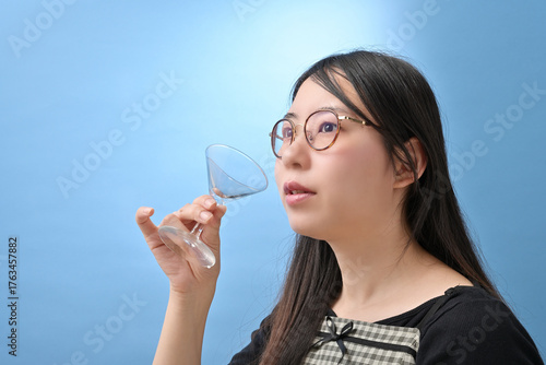 カクテルを飲む若い日本人女性