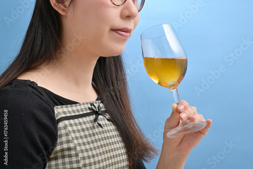 白ワインを飲む若い日本人女性