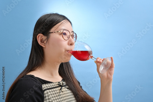 赤ワインを飲む若い日本人女性