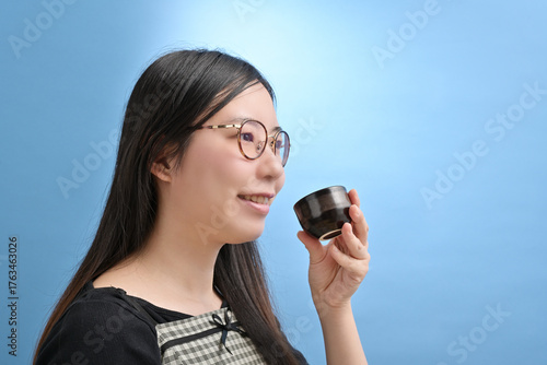 日本酒を飲む若い日本人女性