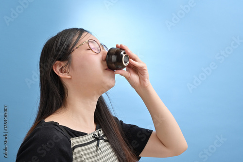 日本酒を飲む若い日本人女性