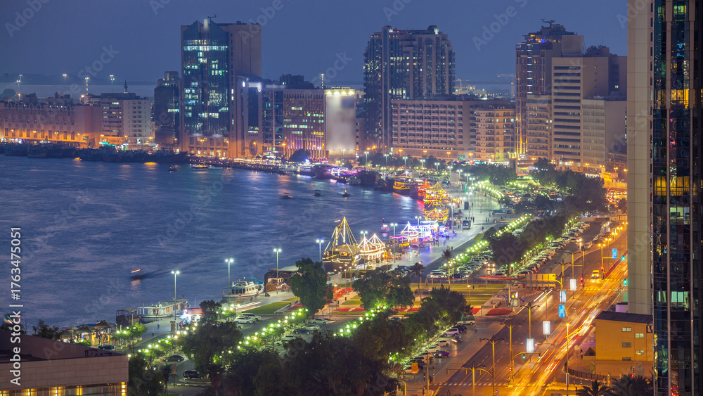 Naklejka premium Dubai creek landscape day to night timelapse with boats and ship near waterfront
