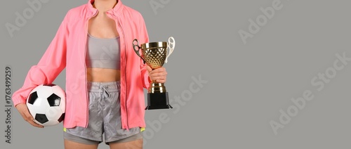 Sporty young woman holding ...