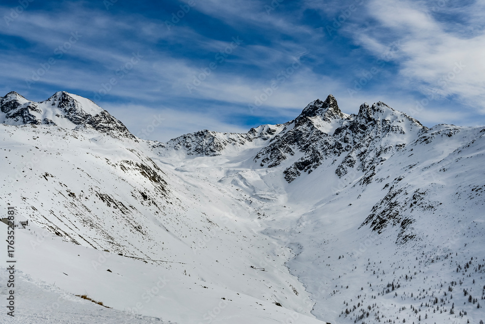 Fototapeta premium Muottas Muragl, Val Muragl, Piz Muragl, Wanderweg, Lej Muragl, Ova da Muragl, Alp Languard, Oberengadin, Engadin, Alpen, Graubünden, Winter, Winterlandschaft, Wintersport, Schweiz