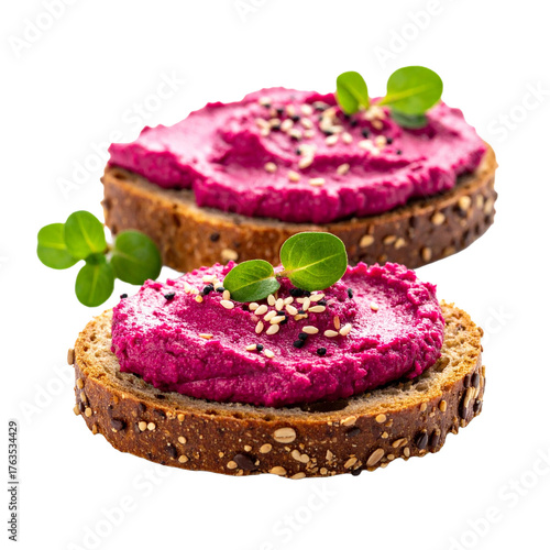 Vollkornbrot mit einem veganen Rote Beete Aufstrich, transparenter Hintergrund, png