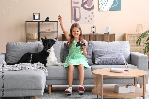 Happy little girl with Bord...