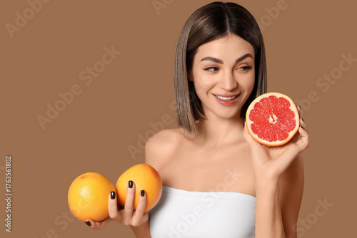 Young woman with grapefruit...