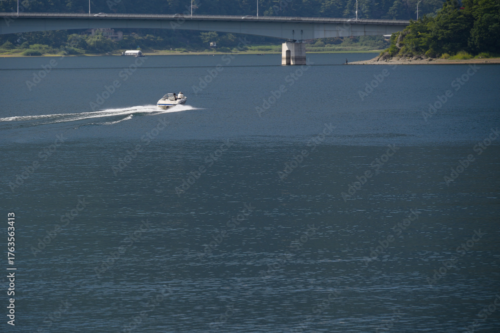 Obraz premium 湖とモーターボート