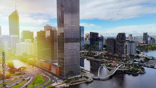 Foto Elizabeth Quay pedestrian bridge in Perth glowing at sunset with vibrant evening