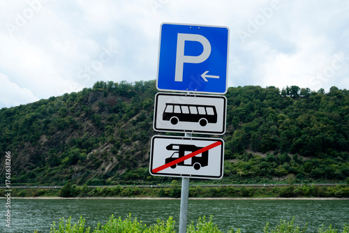Verkehrsschild Parkplatz für Busse mit Zusatzschild Verbot für Wohnmobile - Stockfoto