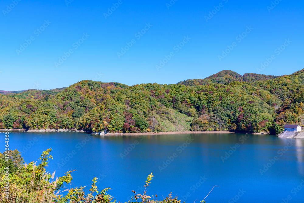 Fototapeta premium 秋 宮城県の二ツ石ダム 